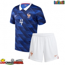 Camisa de Futebol França Dayot Upamecano #4 Equipamento Principal Infantil Mundo 2026 Manga Curta (+ Calças curtas)